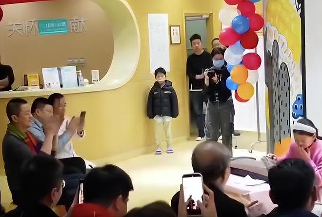 嫣然医院年会现场：李亚鹏哽咽落泪，感谢那英、董宇辉等人（组图） - 13