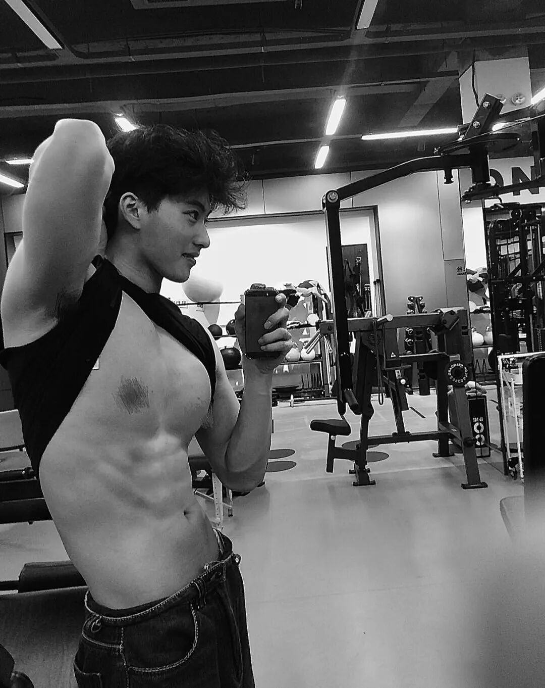 【帅哥】麒麟臂肌肉校草大秀身材！清爽男大反差感满满....（组图） - 10