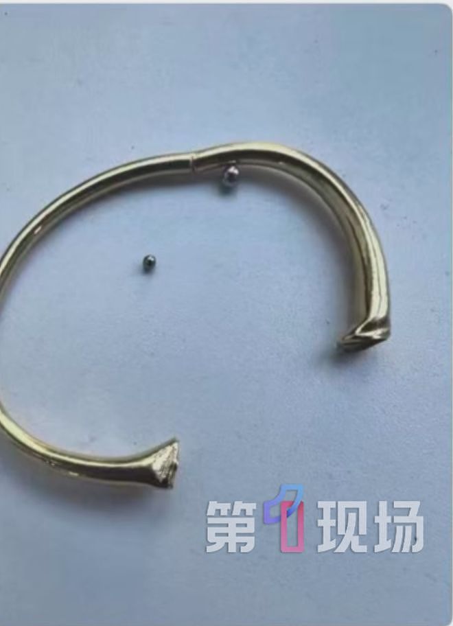 女子黄金手镯断裂,竟掉出2颗钢珠!查验后结果意外(组图) - 1