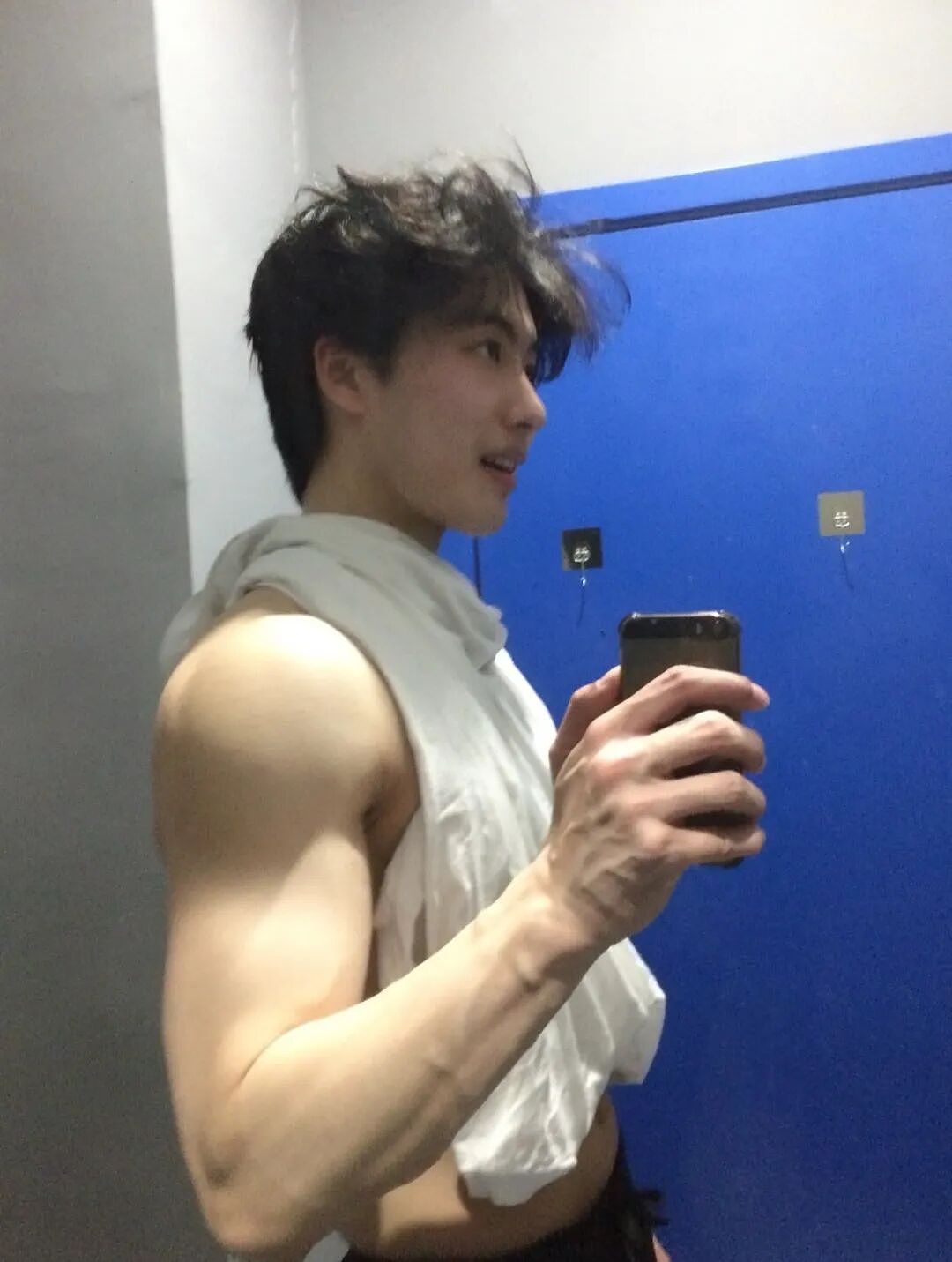 【帅哥】麒麟臂肌肉校草大秀身材！清爽男大反差感满满....（组图） - 5