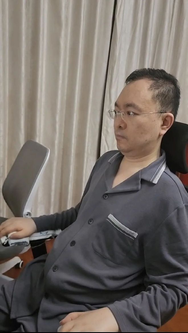 蔡磊最新病情:用尽全力才能保持眼球转动,起身需4个人帮助(组图) - 1