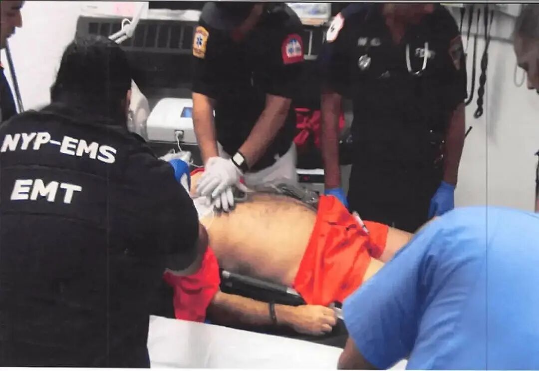爱泼斯坦死亡当天抢救照片曝光！鼻子文身都对不上本人？网友：死的真是他吗（组图） - 10