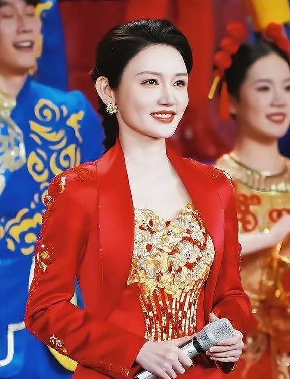 2026央视春晚主持人阵容曝光，网友哭了，有她在收视率稳了（组图） - 16