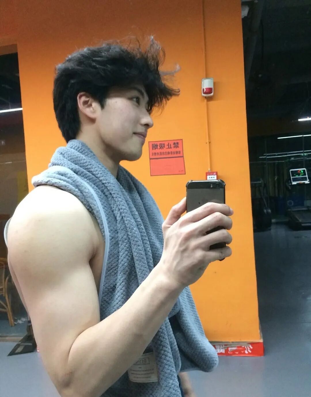 【帅哥】麒麟臂肌肉校草大秀身材！清爽男大反差感满满....（组图） - 7