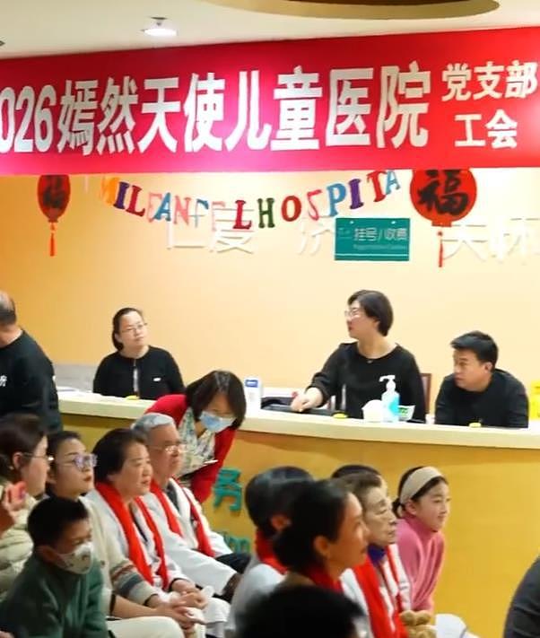 嫣然医院年会现场：李亚鹏哽咽落泪，感谢那英、董宇辉等人（组图） - 4