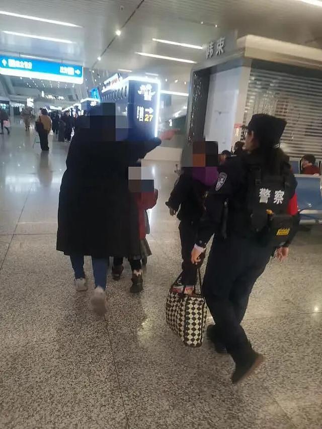 温州女子独自带三娃赶火车，丢了俩…（组图） - 1