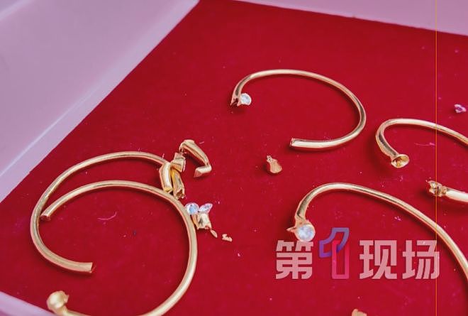 女子黄金手镯断裂,竟掉出2颗钢珠!查验后结果意外(组图) - 2