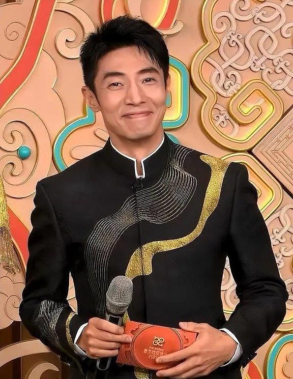 2026央视春晚主持人阵容曝光，网友哭了，有她在收视率稳了（组图） - 11