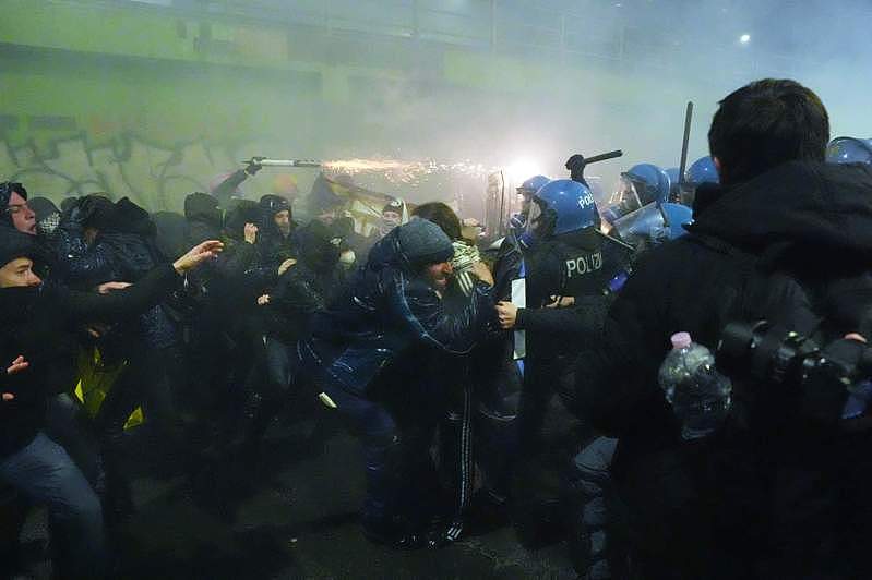 米兰万人上街抗议冬奥!示威者与警方爆发激烈冲突,多人被捕(视频/组图) - 1