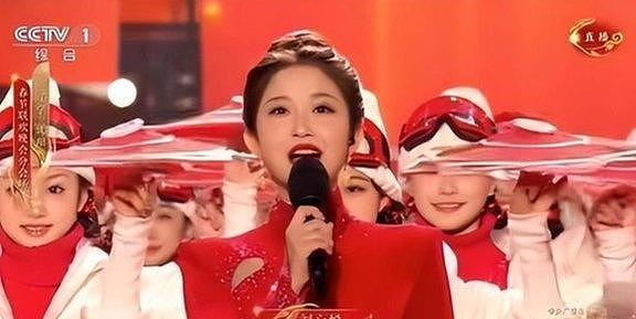 2026央视春晚主持人阵容曝光，网友哭了，有她在收视率稳了（组图） - 13