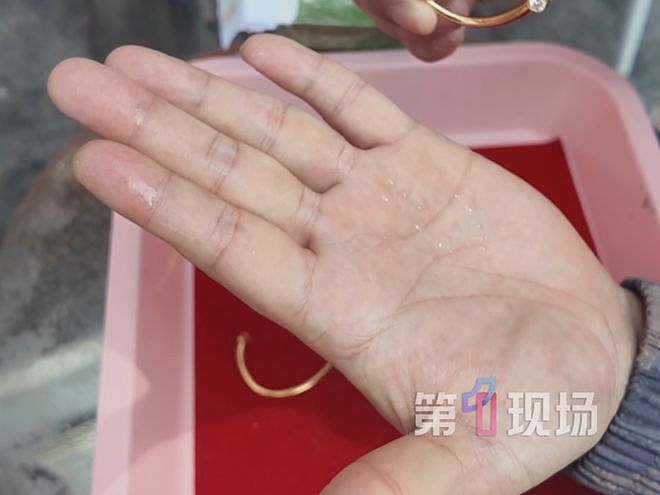 女子黄金手镯断裂,竟掉出2颗钢珠!查验后结果意外(组图) - 3