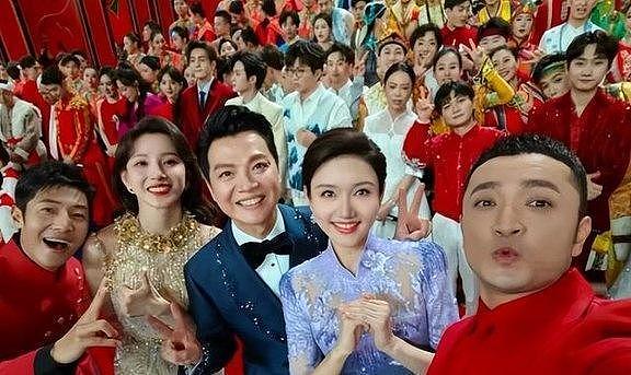 2026央视春晚主持人阵容曝光，网友哭了，有她在收视率稳了（组图） - 2