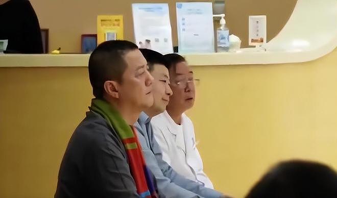 嫣然医院年会现场：李亚鹏哽咽落泪，感谢那英、董宇辉等人（组图） - 5