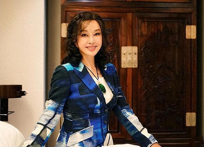 75岁有八个男朋友?凌晨在北京去世?刘晓庆私生活谣言有多离谱(组图) - 1