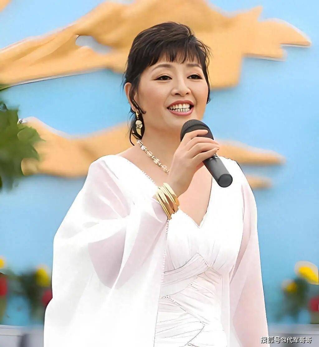 70岁殷秀梅近况曝光！与法国老公恩爱28年，如今与小鲜肉手挽手引热议（组图） - 3