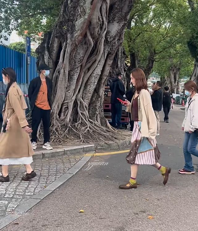 金晨被罚1500后首露面,表情沉重心事重重,顶包助理陪同眼神警惕(组图) - 5