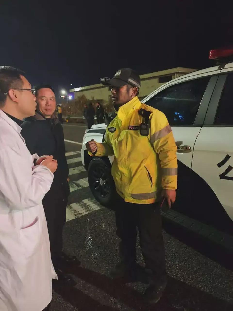 湖南一高速4.8公里隧道内车辆起火、98人被困（组图） - 9