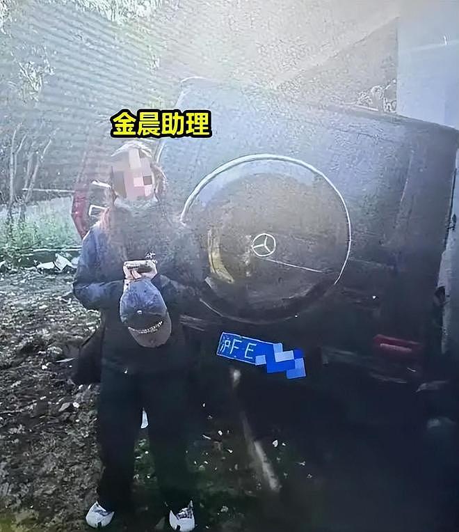 金晨被罚1500后首露面,表情沉重心事重重,顶包助理陪同眼神警惕(组图) - 17