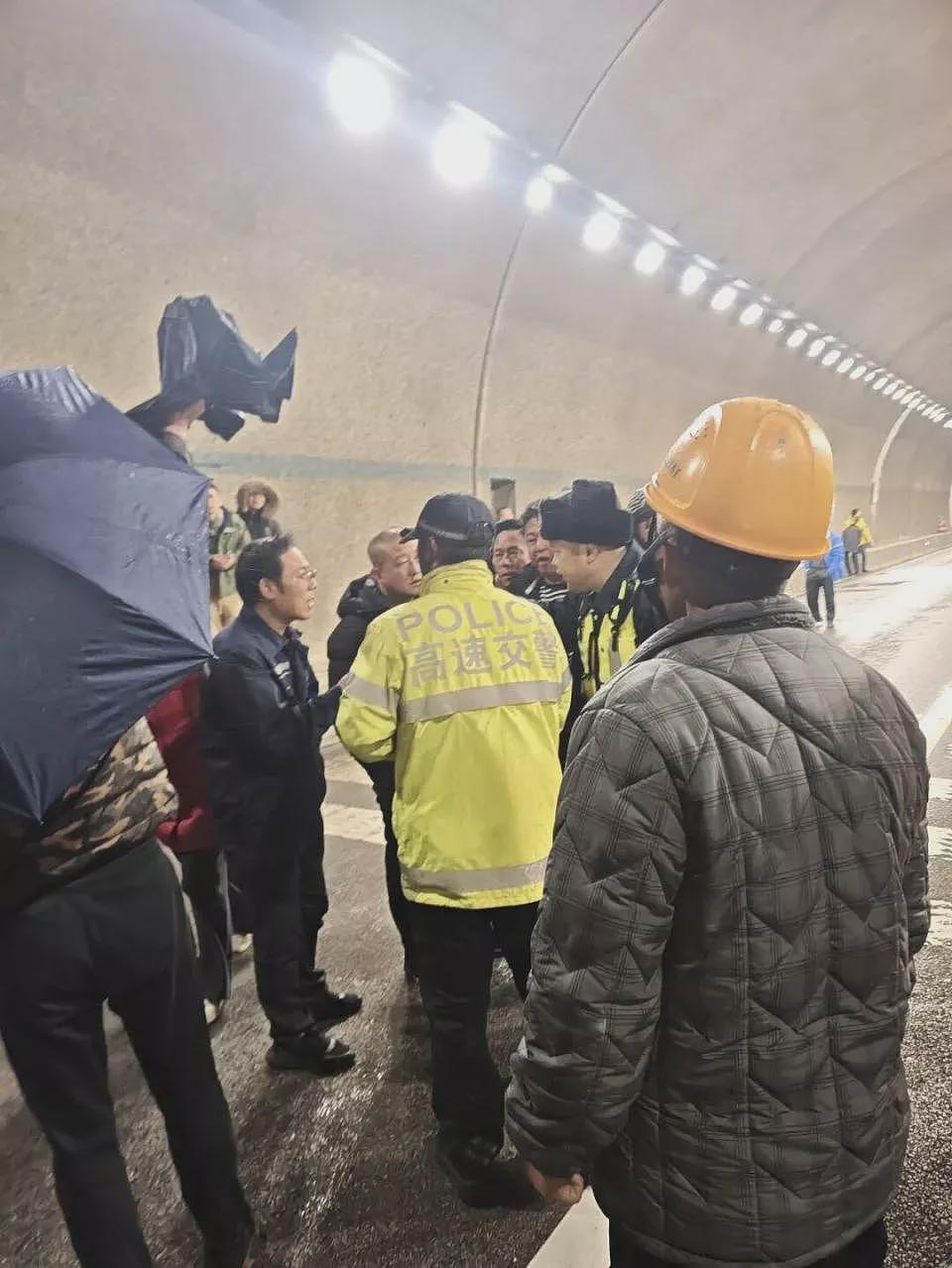 湖南一高速4.8公里隧道内车辆起火、98人被困（组图） - 7