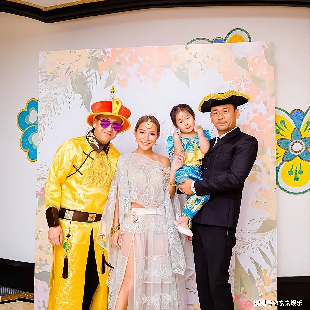 洗米嫂回澳门过年,和女儿低调写春联,与富贵名媛形象大相径庭(组图) - 12