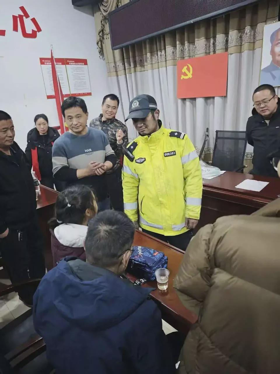 湖南一高速4.8公里隧道内车辆起火、98人被困（组图） - 10