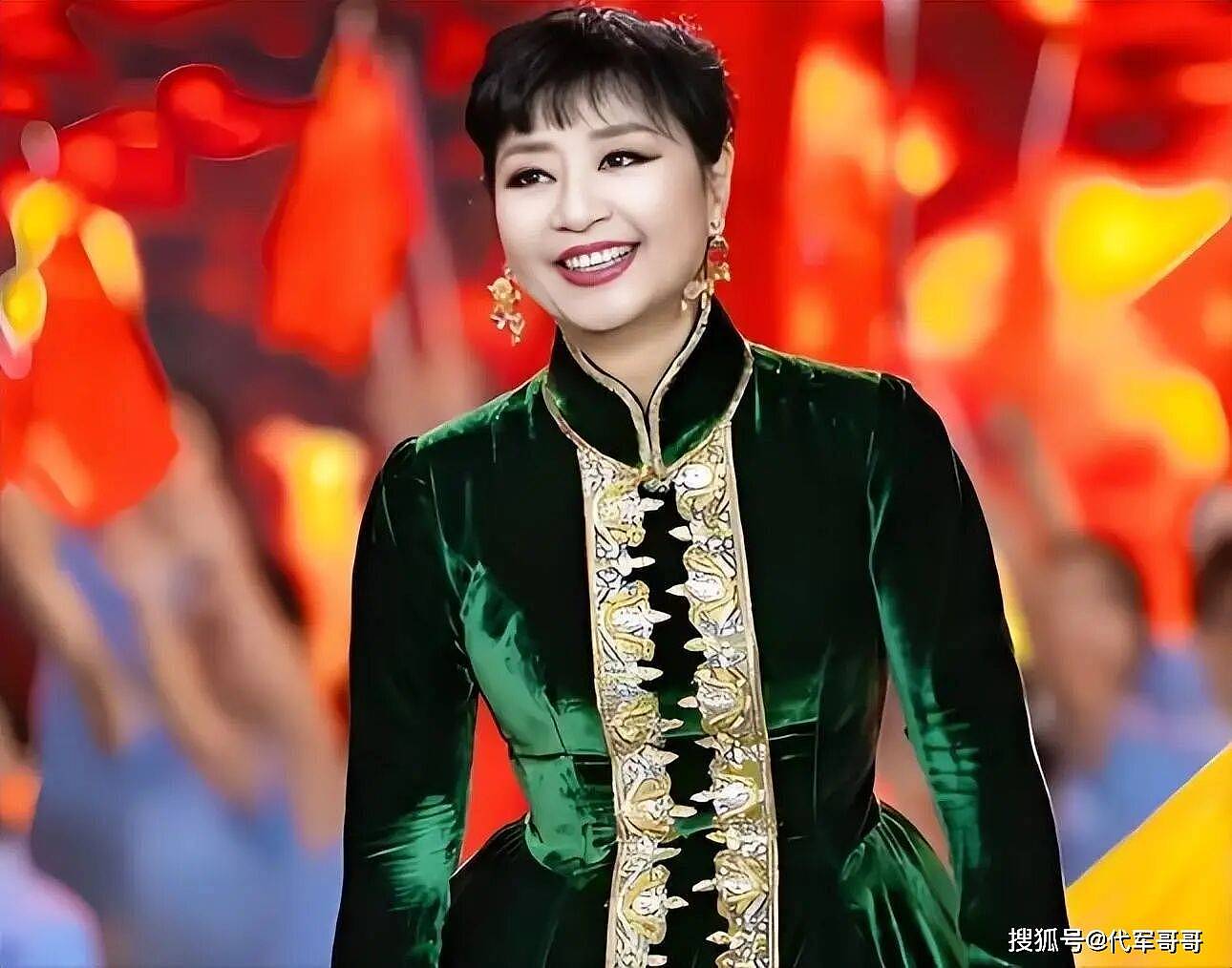 70岁殷秀梅近况曝光！与法国老公恩爱28年，如今与小鲜肉手挽手引热议（组图） - 2