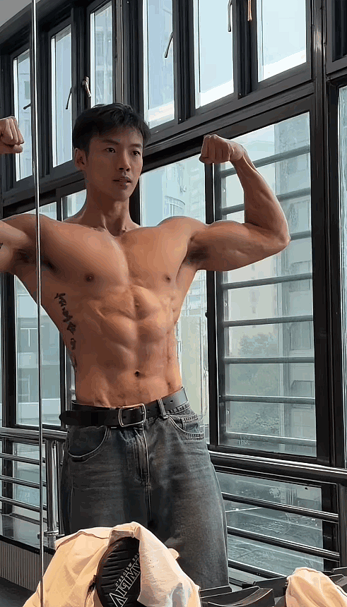 【帅哥】32岁湖南泳池救生员,肌肉太大也不是好事,紧身衣拉不上根本拉不上(组图) - 3