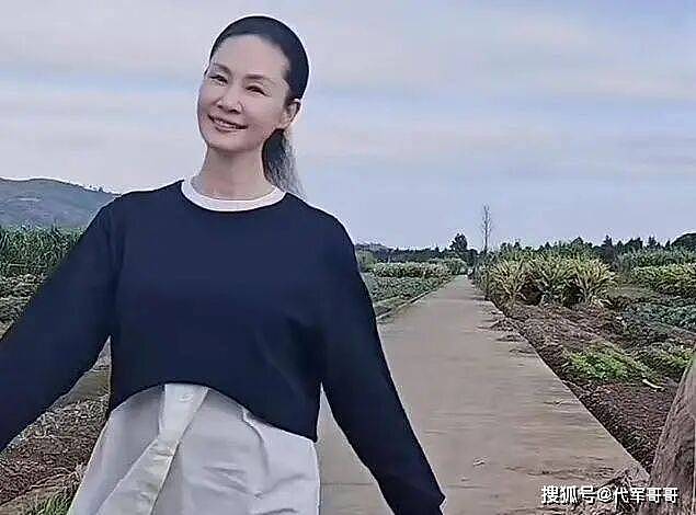 59岁于文华近况曝光！离婚后带女儿嫁给粉丝，如今尽情享受田园生活（组图） - 7