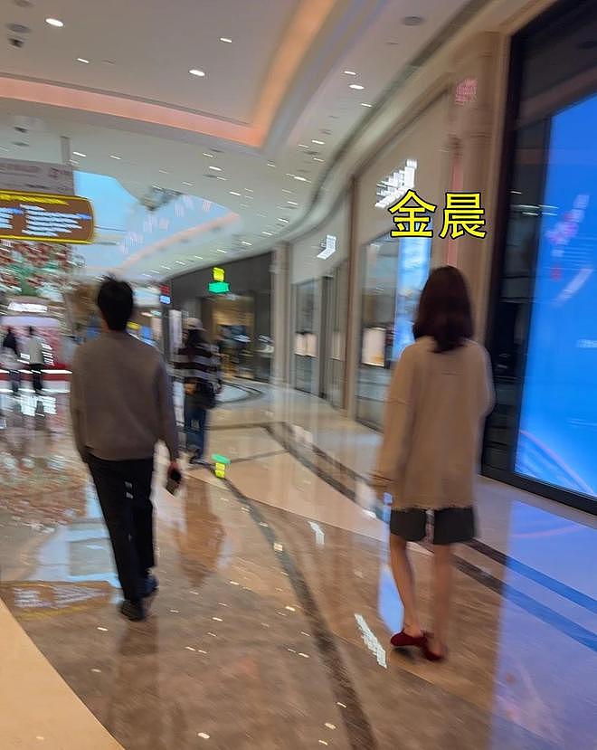 金晨被罚1500后首露面,表情沉重心事重重,顶包助理陪同眼神警惕(组图) - 7
