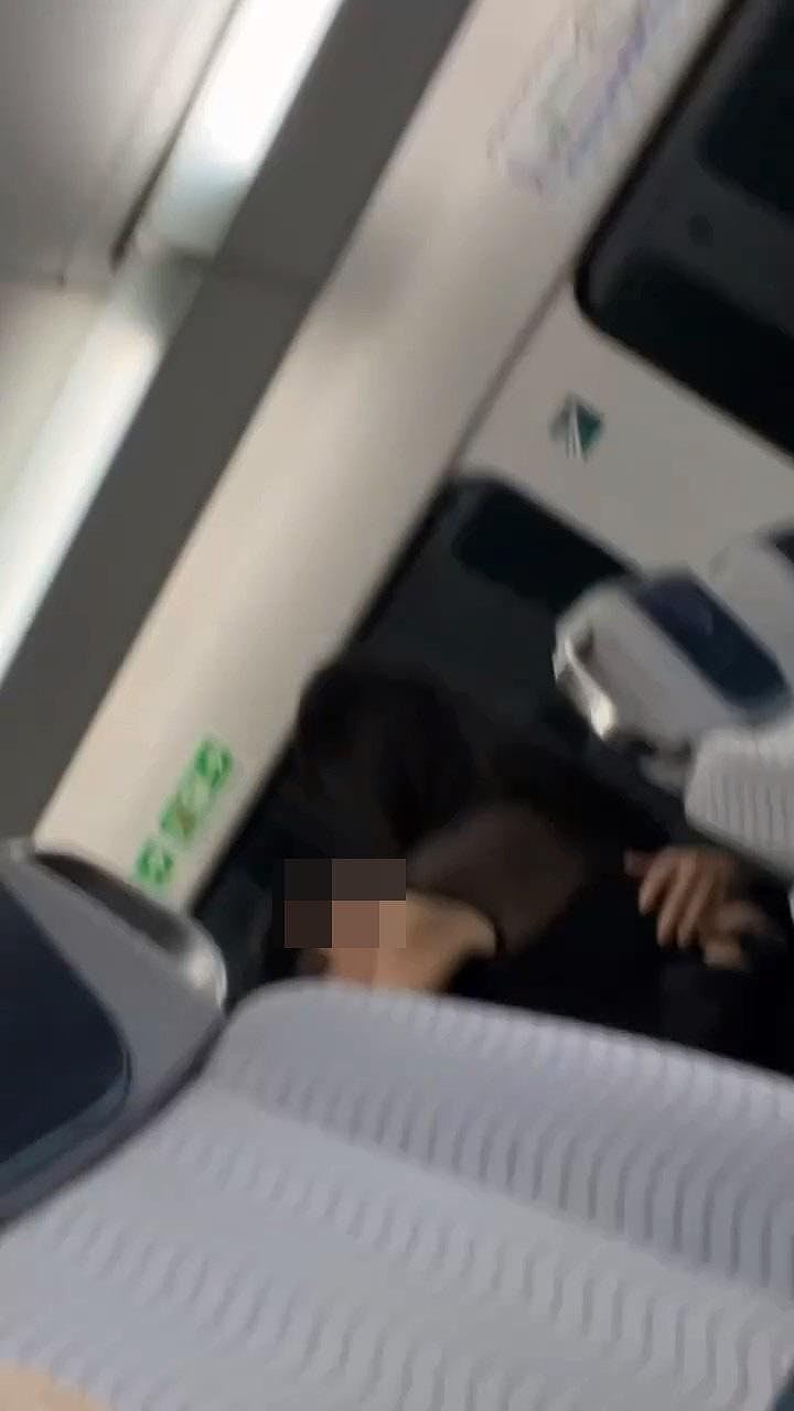 港铁男女激吻影片疯传!忘我动作震撼全网,女方突问1句尴尬大了(视频/组图) - 5