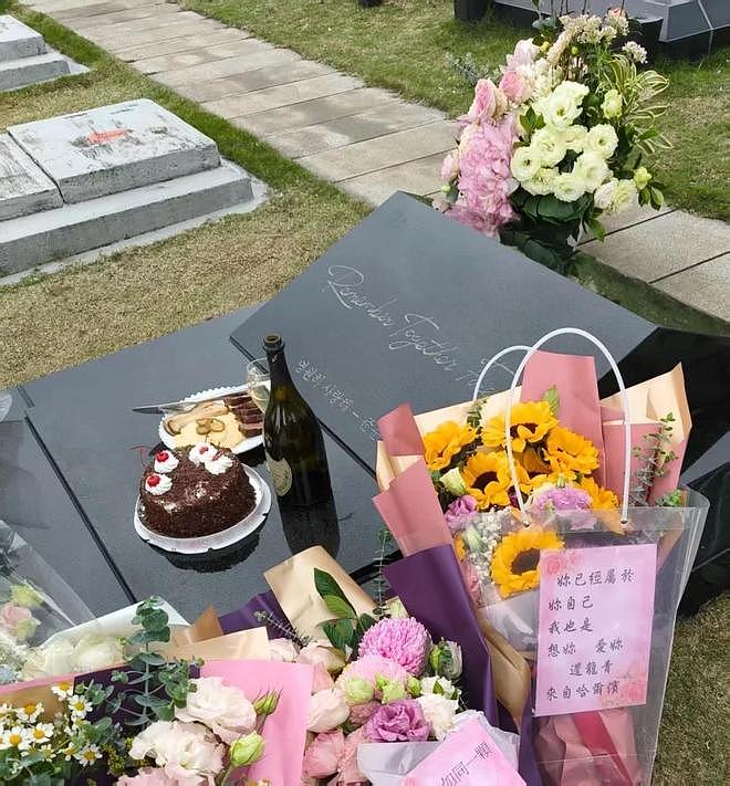 具俊晔庆祝结婚4周年，在大S墓碑前喝红酒吃蛋糕，埋头模样太痛苦（组图） - 6
