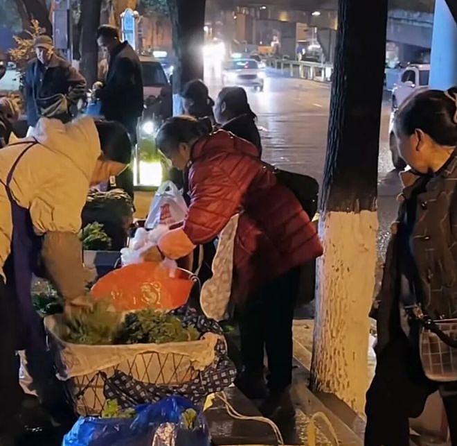 冲上热搜!知名歌手凌晨5点挤公交车,却被司机赶下车?真相太让人意外了!(组图) - 10