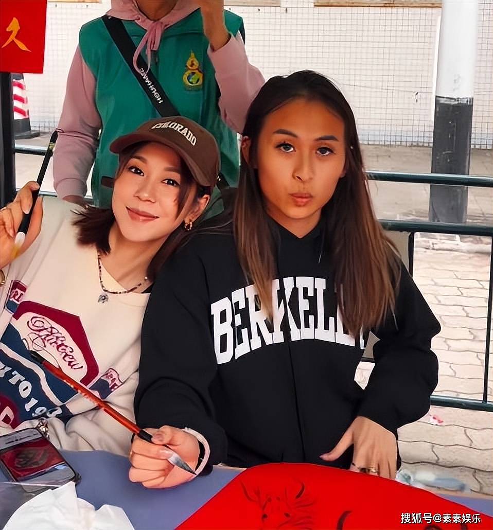 洗米嫂回澳门过年,和女儿低调写春联,与富贵名媛形象大相径庭(组图) - 4
