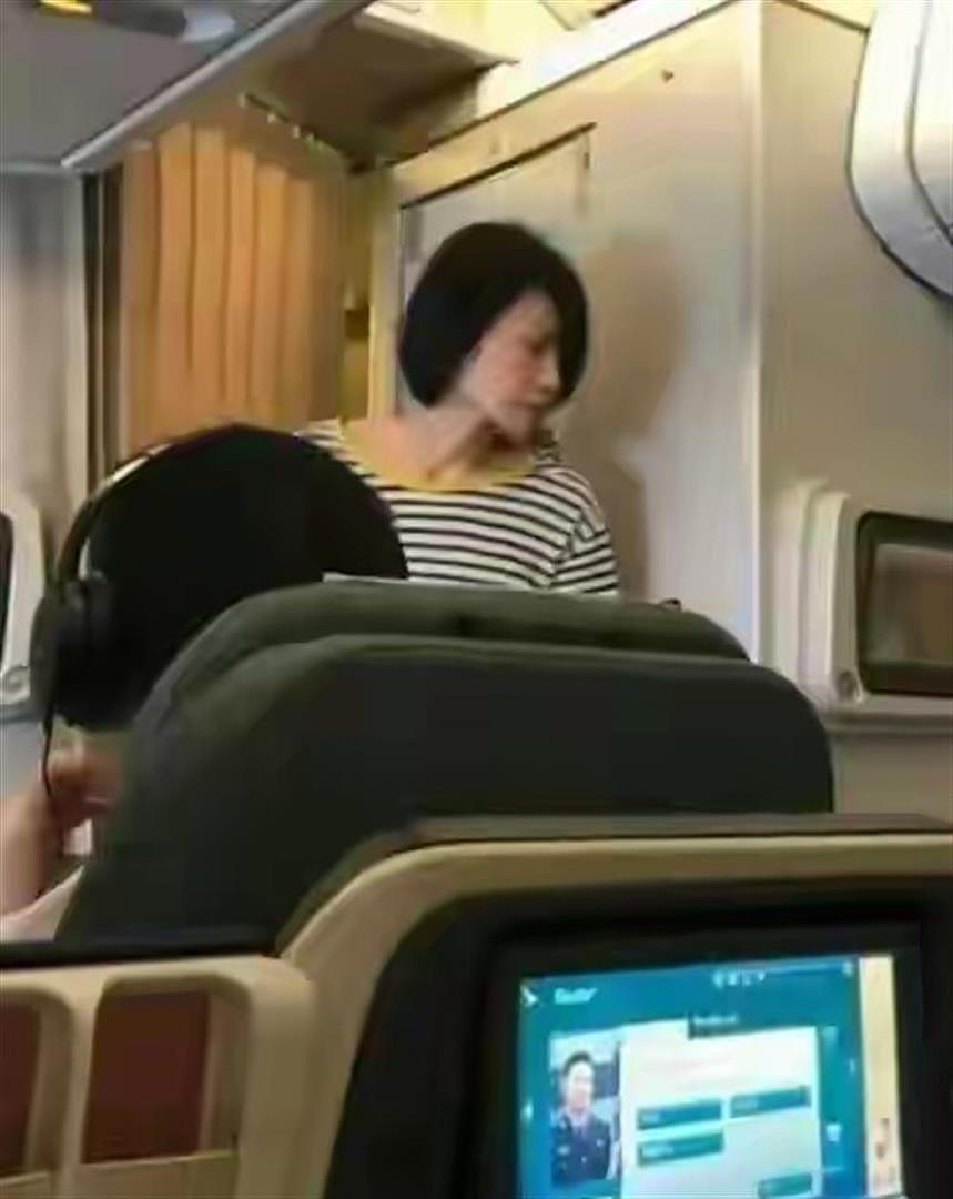 王菲飞机上被拍,55岁老态尽显,没有网上吹的那么漂亮(组图) - 3