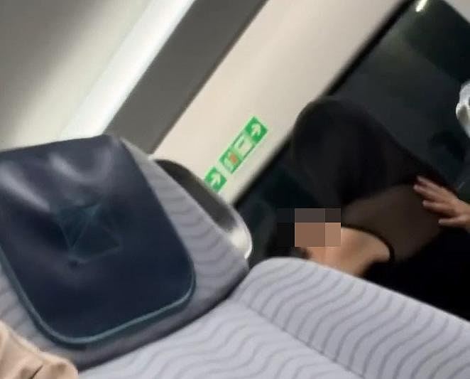 港铁男女激吻影片疯传!忘我动作震撼全网,女方突问1句尴尬大了(视频/组图) - 2