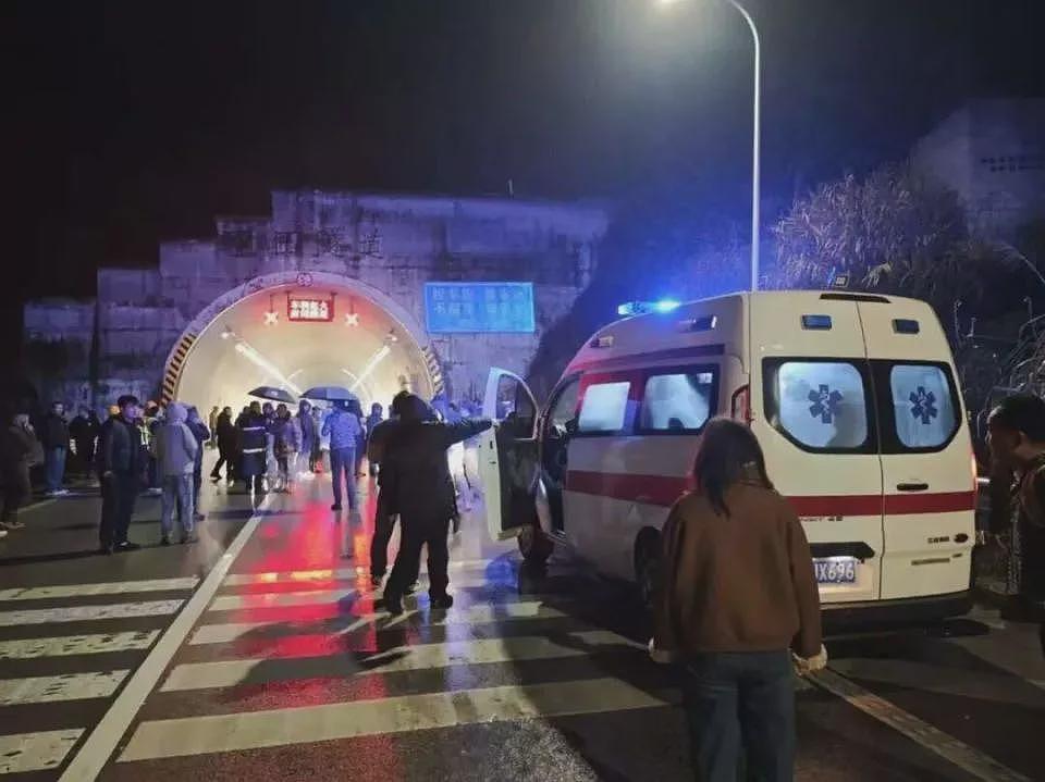 湖南一高速4.8公里隧道内车辆起火、98人被困（组图） - 5