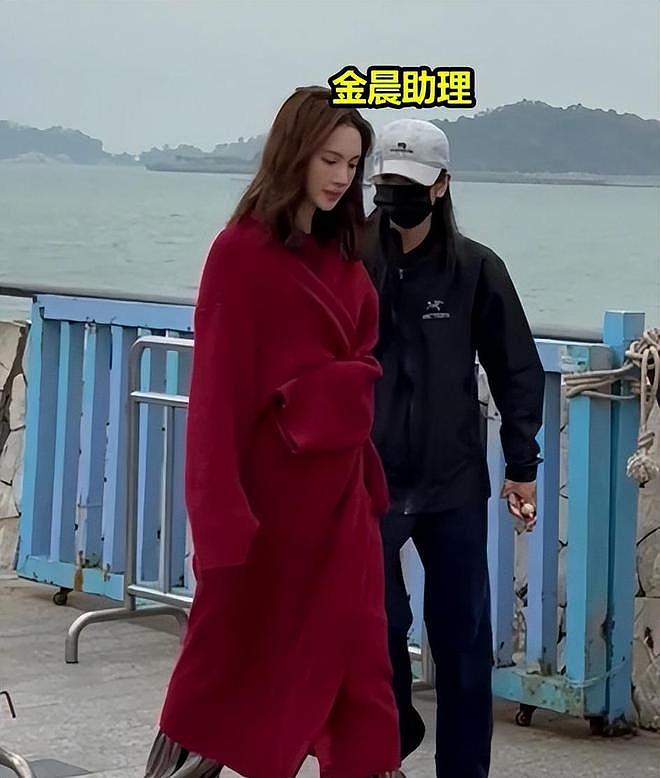 金晨被罚1500后首露面,表情沉重心事重重,顶包助理陪同眼神警惕(组图) - 16