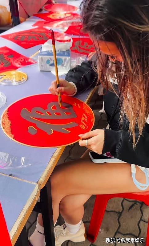 洗米嫂回澳门过年,和女儿低调写春联,与富贵名媛形象大相径庭(组图) - 5