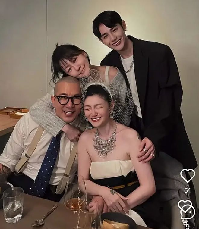 具俊晔庆祝结婚4周年，在大S墓碑前喝红酒吃蛋糕，埋头模样太痛苦（组图） - 1