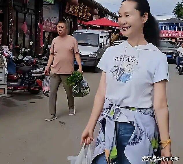 59岁于文华近况曝光！离婚后带女儿嫁给粉丝，如今尽情享受田园生活（组图） - 9