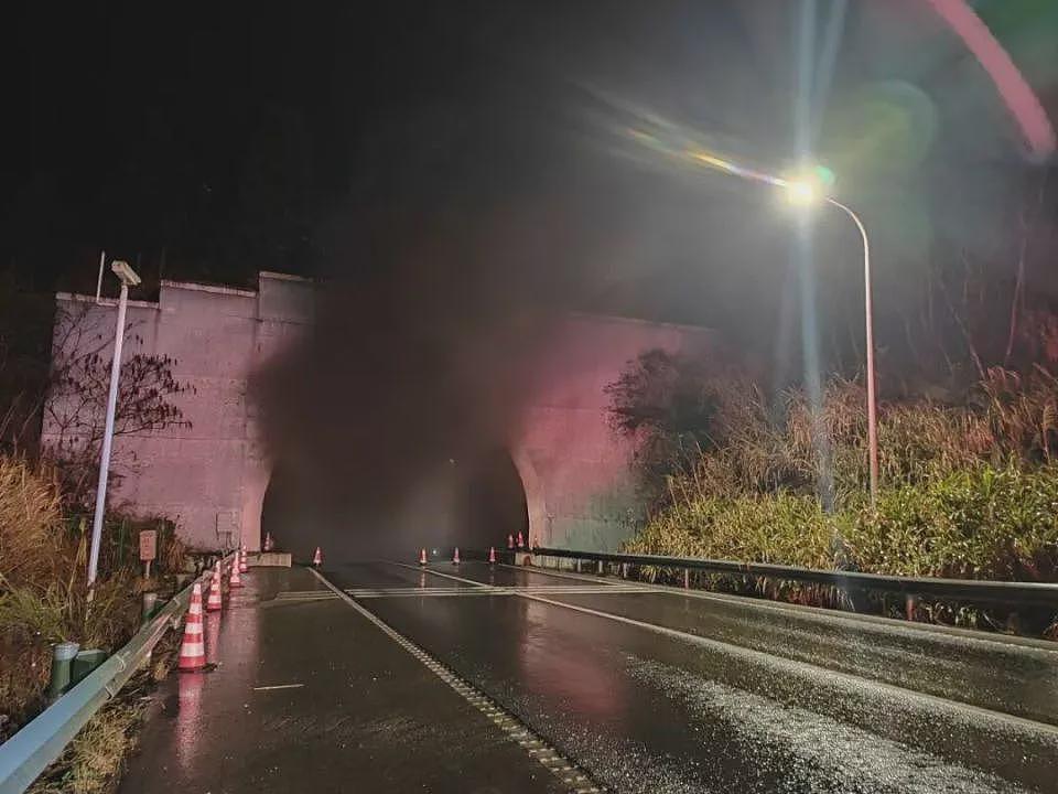 湖南一高速4.8公里隧道内车辆起火、98人被困（组图） - 1