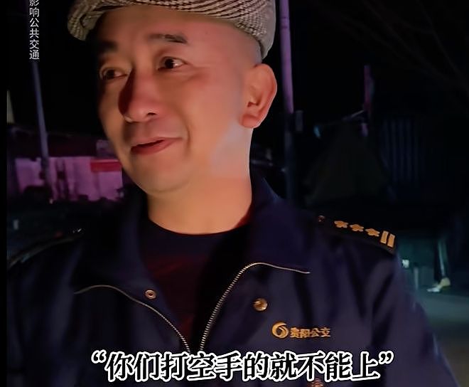 冲上热搜!知名歌手凌晨5点挤公交车,却被司机赶下车?真相太让人意外了!(组图) - 2