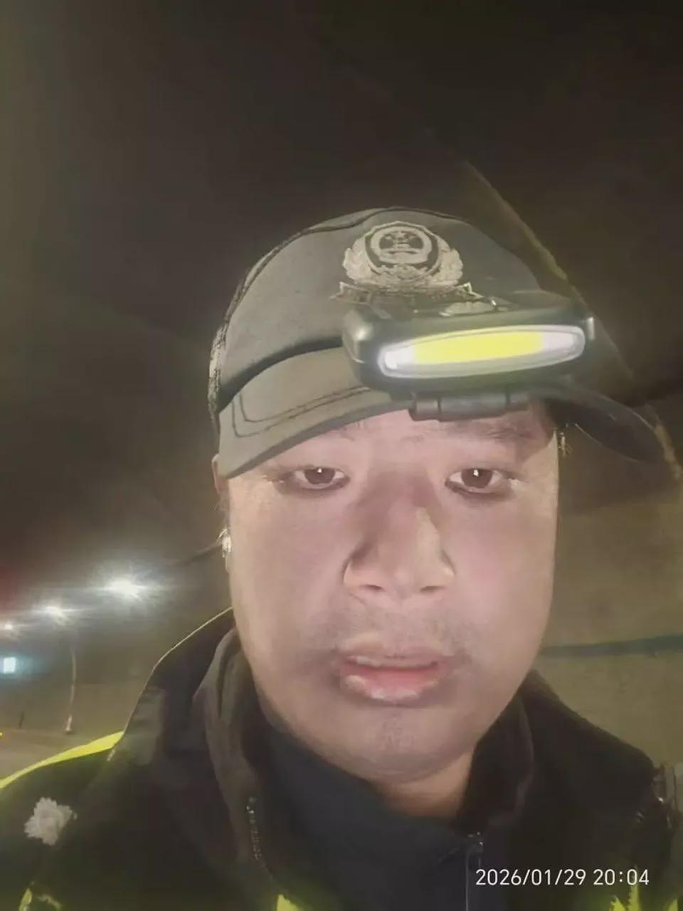 湖南一高速4.8公里隧道内车辆起火、98人被困（组图） - 8