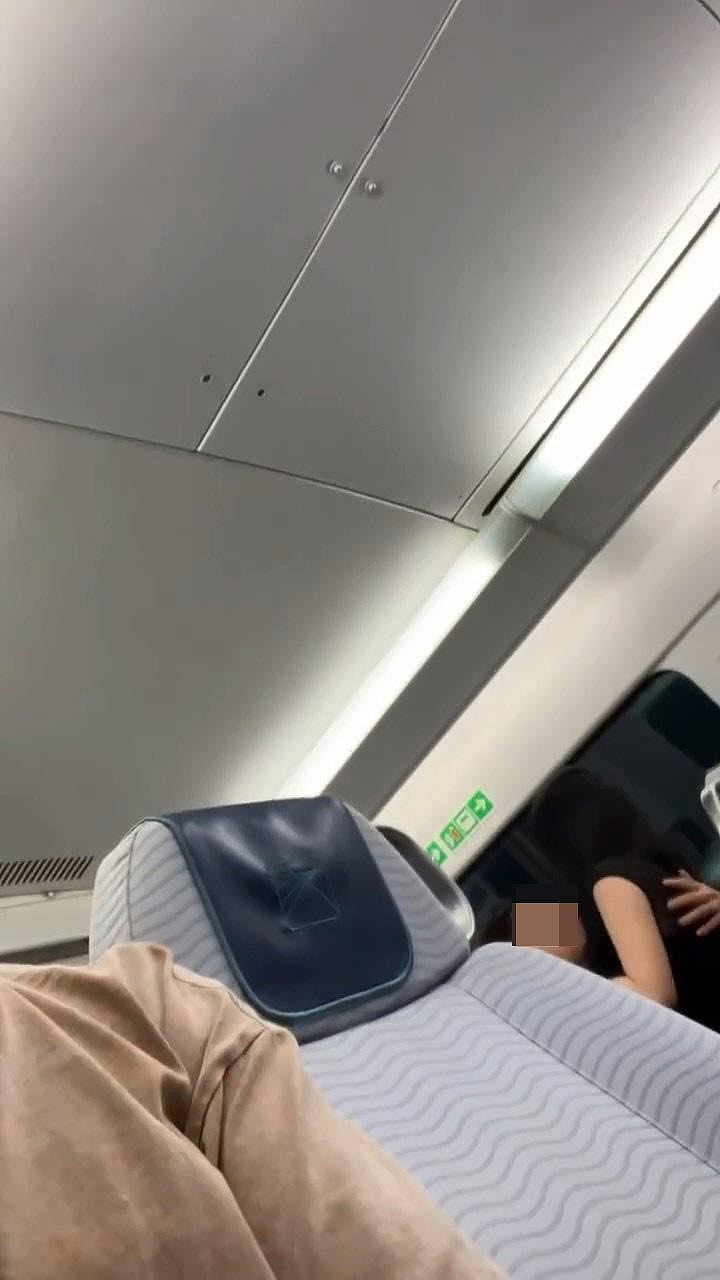 港铁男女激吻影片疯传!忘我动作震撼全网,女方突问1句尴尬大了(视频/组图) - 3