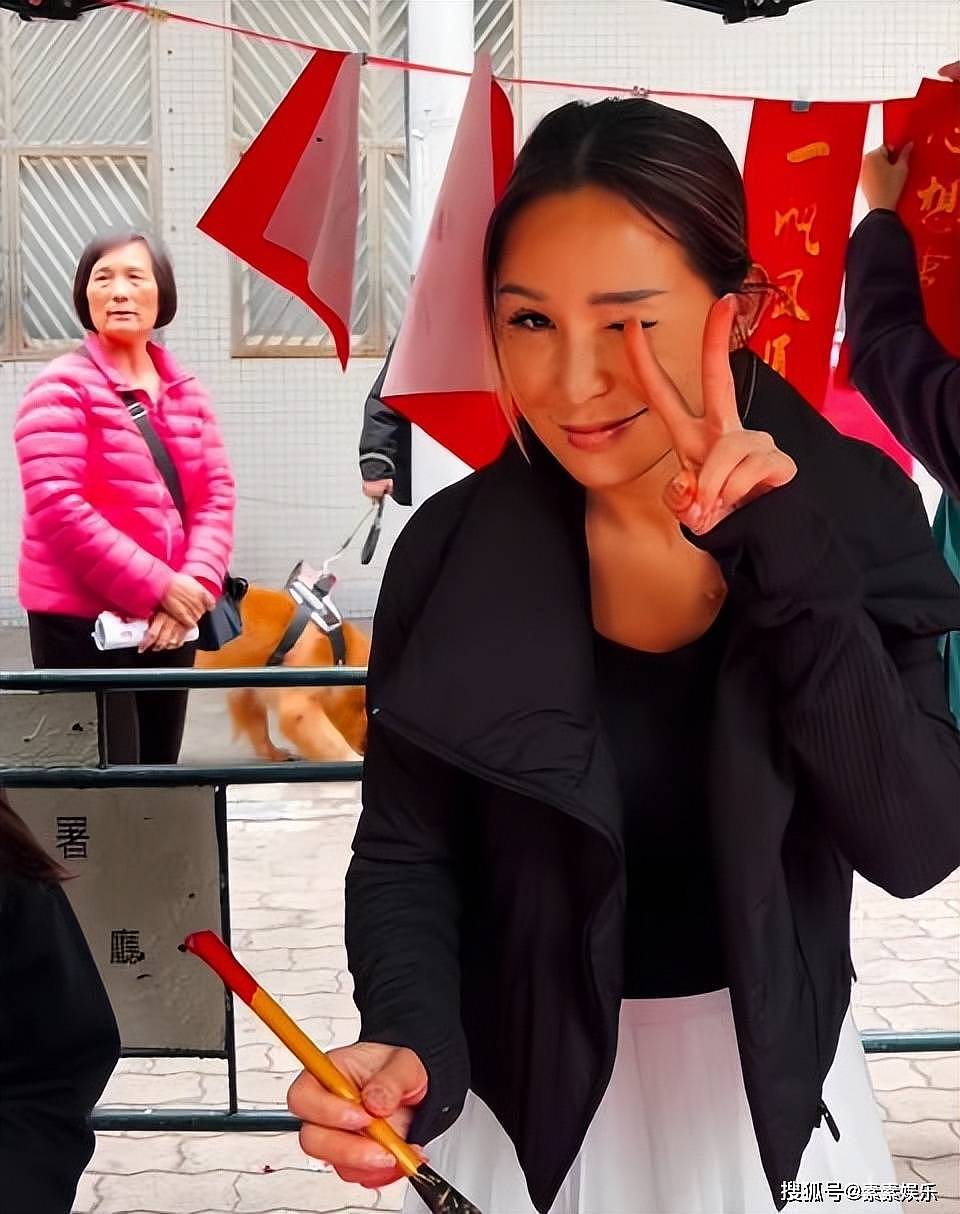 洗米嫂回澳门过年,和女儿低调写春联,与富贵名媛形象大相径庭(组图) - 1