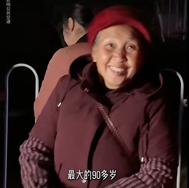 冲上热搜!知名歌手凌晨5点挤公交车,却被司机赶下车?真相太让人意外了!(组图) - 4