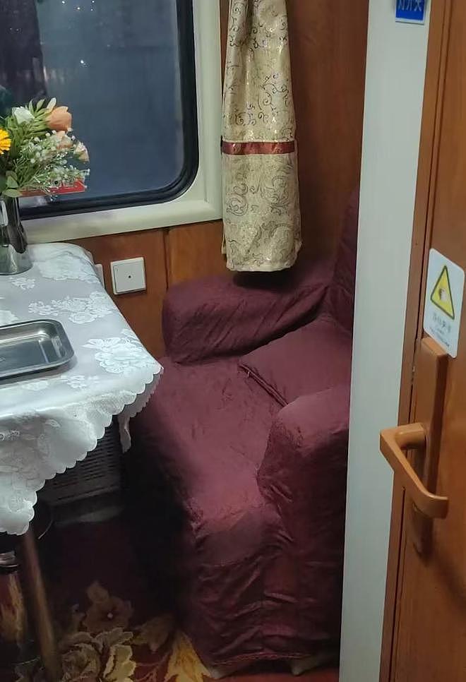 网友晒列车高级软卧有沙发和独立厕所,票价是硬卧3倍,12306回应(组图) - 1