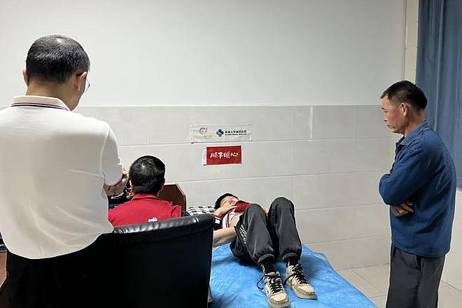 广东14岁男孩半年长胖20斤，得知原因后网友哭了！（组图） - 14