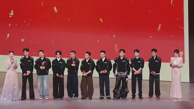 央视电影活动名场面!明星站位太讲究,朱一龙让位,易烊千玺C位(组图) - 28