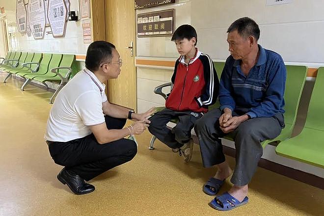 广东14岁男孩半年长胖20斤，得知原因后网友哭了！（组图） - 15